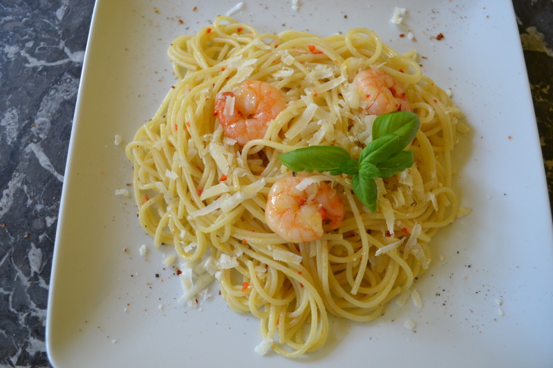 Spaghetti aglio e olio mit Garnelen