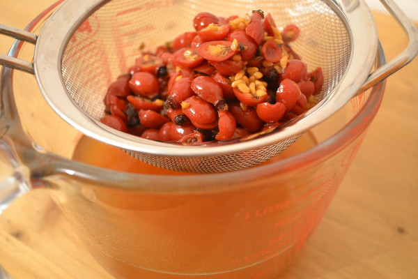 Hagebutten oder Mispel Likör - kochwerk Hagebutten oder Mispel Likör - kochwerk