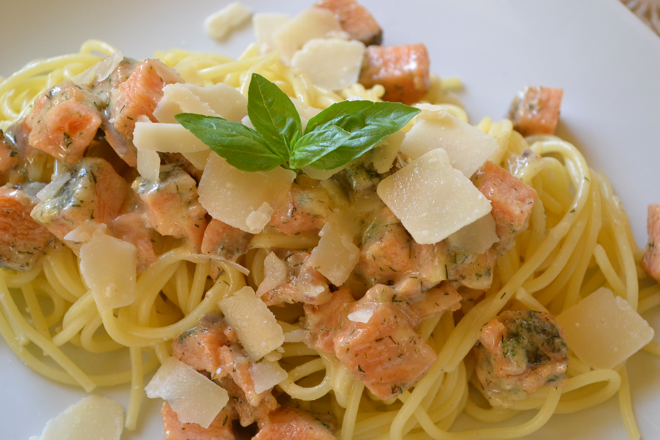 Spaghetti mit Lachs und Weißwein-Rahmsauce - kochwerk